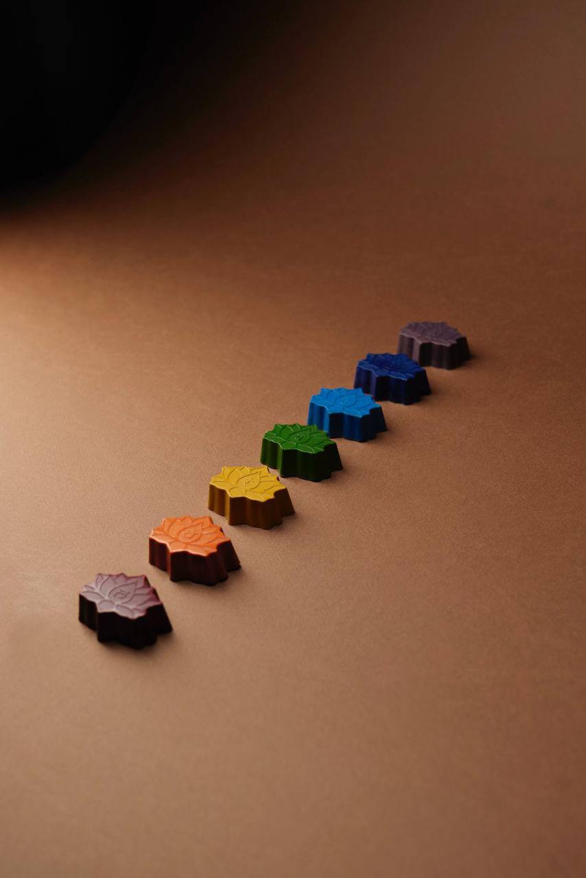 La collezione completa dei sette cioccolatini Choco Chakra®, uno per ogni colore